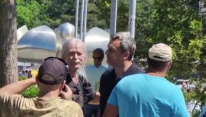 Tisícky ľudí vyšli opäť do ulíc, aby vyjadrili svoj nesúhlas s opatreniami vlády v boji proti pandémií