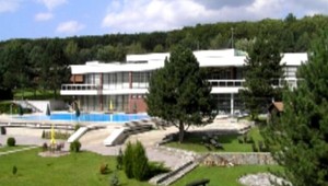 Bývajte ako poslanci! Častá-Papiernička za ľudové ceny