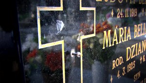 Hyenizmus na cintoríne: Zlodej ukradol kríže z viacerých náhrobných kameňov