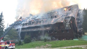 Horel 40 hodín. Hasiči uhasili požiar hotela Junior
