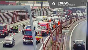 Po dopravnej nehode je jeden jazdný pruh na D1 neprejazdný
