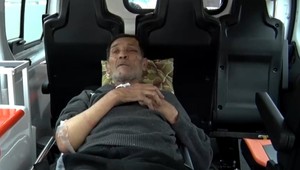 Rodina sa odmieta postarať o imobilného dôchodcu. Zasiahnuť musí obec