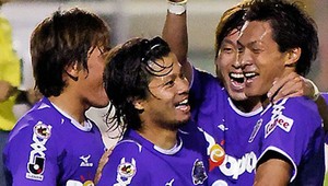 Japonskí futbalisti porušili pravidlá pri penalte, potrestali rozhodcu