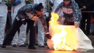 VIDEO. Olympijská pochodeň zhorela do tla v rukách športovcov