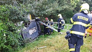 Dramatická nehoda: Policajné auto skončilo prevrátené mimo cesty