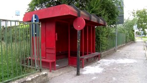 Vypýtal si cigaretu, potom hodil mužovi do tváre prášok a okradol ho o celú výplatu