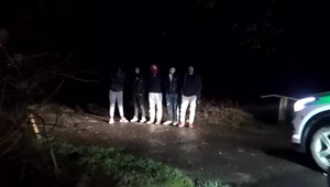 Polícia pátra po prevádzačovi, ktorý v lese nechal auto aj s ilegálnymi migrantmi zo Sýrie