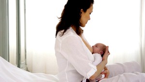 Podpora dojčenia na Slovensku je stále najmä slovná. Vráťme dojčenie matkám