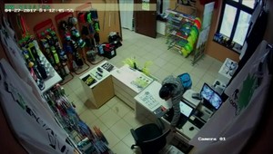 Polícia pátra po tejto žene. Z obchodu zobrala 800 eur