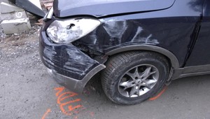 Vodič s takmer tromi promile narazil do značky, poškodil múr, auto aj garáž