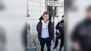 Po potýčke krvavý útok. Polícia obvinila len 20-ročného útočníka