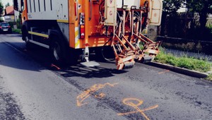 Kuriózna nehoda: Smetiar podgurážený alkoholom zoskočil rovno pod idúce auto