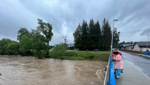 Silné búrky môžu zatopiť cesty aj dvory. SHMÚ vydal výstrahy pre východné Slovensko