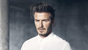 Štýlový David Beckham stále udáva trendy v mužskom oblečení i účesoch