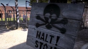 Väzenie za vyryté meno. Muž sa zvečnil na stene Osvienčimu