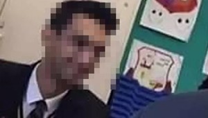 Žiadateľ o azyl klamal o svojom veku. Teraz sedí v ľaviciach so žiakmi