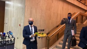 Ministri sa zobudili s kohútmi. Rokovanie vlády začali raňajkovou klasikou chlebom vo vajci