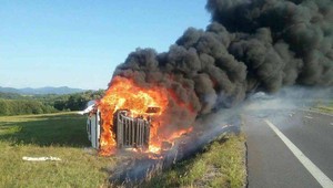 Tragická zrážka auta s nákladiakom. Jeden z vodičov neprežil