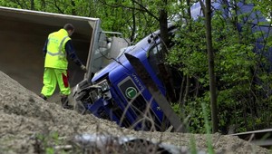 Kamión sa zrazil s osobným autom, šófér Škody zostal zakliesnený