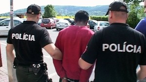 Mladíci (28, 19) okradli starenku, policajti museli strieľať...