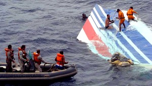 Za pád Airbusu môže zlyhanie stroja aj ľudského faktoru