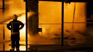 Obrovský požiar v obchodnom centre! 19 mŕtvych, medzi nimi 13 detí