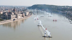 Američan Goulian víťazom strhujúcich Red Bull Air Race v Budapešti