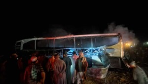 Pri zrážke kamióna s autobusom zahynulo 76 ľudí