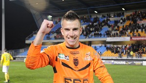 VIDEO. Gól brankára z výkopu! Jeho náprotivok mal vlčiu tmu...