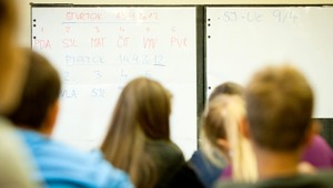 Ministri schválili navýšenie platov učiteľom. Saková so svojím návrhom mala menej šťastia