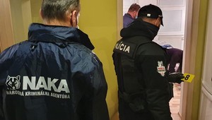NAKA zasahovala v okresoch Zvolen a Banská Bystrica. Zadržala dve osoby
