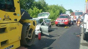 Na D1 skolabovala doprava. Vodička nabúrala do pracovného stroja