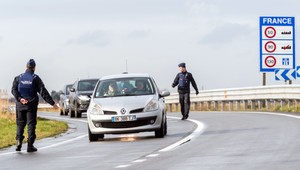 Pri čelnej zrážke mikrobusu a kamióna zomrelo 12 ľudí, medzi nimi aj dieťa
