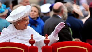 Kráľovná oslávila 96. narodeniny! Nový portrét a dojímavé priania od Williama a Kate, aj Charlesa!