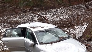 Zlodej netradične zazimoval auto. Nechal ho v žľabe pod 2 metrami snehu
