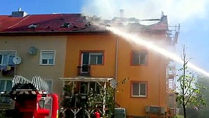 V Štúrove horelo podkrovie bytovky, po výbuchoch