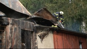 Chata družky bossa bankomatovej mafie ľahla popolom