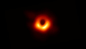 FOTO: Vedci zverejnili prvú fotku čiernej diery