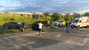 Čelná zrážka na mokrej ceste. Jeden z vodičov ostal v bezvedomí