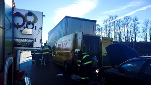 Jeden mŕtvy, 8 zranených. Za tragickú reťazovú nehodu môže slnko