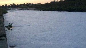 Na hladine Hronu sa objavila hustá biela pena. Polícia zisťuje jej pôvod