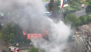 Rozsiahly požiar v Bratislave neďaleko obchodného centra. Na mieste zasahovalo asi 40 hasičov