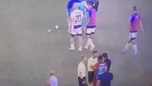 VIDEO: Fanúšik Slovana sa pokúsil napadnúť rozhodcu priamo na ihrisku