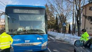 Vážna dopravná nehoda pri Martine. Dievča ostalo uväznené pod autobusom