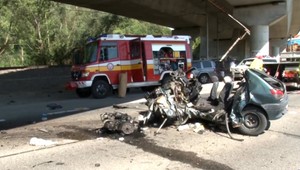 Mladý vodič narazil do betónového mostného piliera. Silný náraz mal fatálne následky