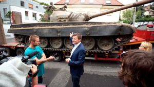 FOTOGALÉRIA. Hlina pristavil pred vilu Biľaka tank zo sovietskej éry