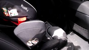 Matka nechala svoje len polročné dieťa v rozhorúčenom aute. Políciu privolali okoloidúci