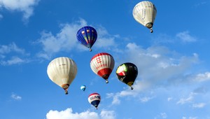 Balón núdzovo pristál na vodnej hladine. Posádku ratovali rybári