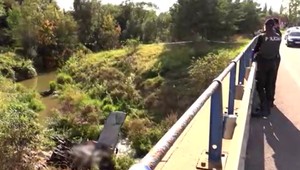 Mrazivý nález pri Huncovciach: Policajti našli v aute pod mostom dve mŕtve telá