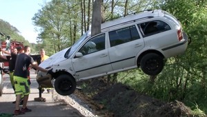 Zrážka dvoch áut s kamiónom: Jedno z vozidiel sa po silnom náraze niekoľkokrát prevrátilo